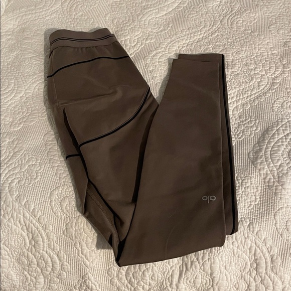 Alo Airbrush High-Waist Heart Throb Legging - Picture 4 of 6